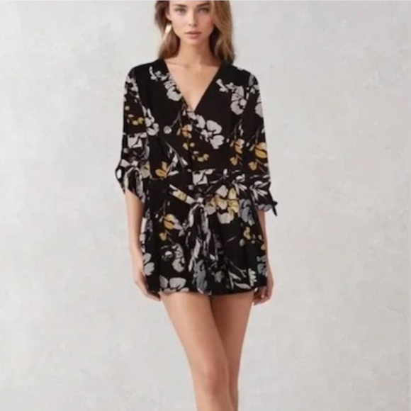 NEW Yumi Kim Floral Liz Romper in Love Triangle Size Small - Picture 3 of 17